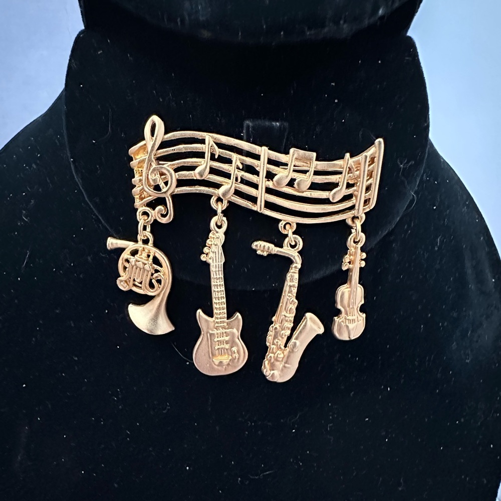 Vintage JJ music themed brooch
